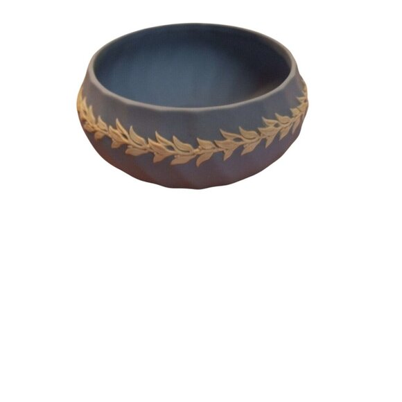 Wedgwood Vintage Light Blue Jasperware Trinket Box Floral Design Swirled Scallop - Picture 11 of 13